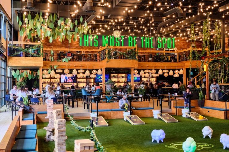 interior with guests 7 min 768x512